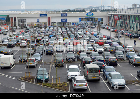 Ein Teil des Einkaufszentrums Junction Retail Park mit Blick aus der Vogelperspektive, kostenloser Parkplatz und eine Auswahl an Geschäften, Dartford Bridge hinter West Thurrock Essex UK Stockfoto
