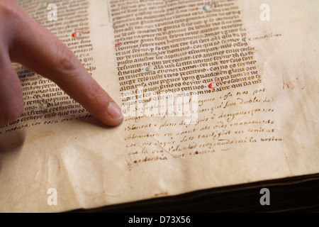 Eine mittelalterliche 15. Jahrhundert wird auf ein Museum auf der spanischen Insel Mallorca antikes Buch gesehen. Stockfoto