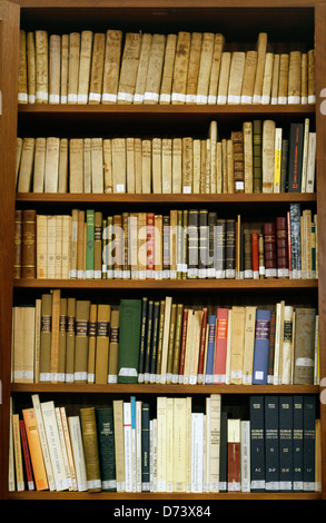 Antiquarische Bücher sind in einer Bibliothek auf der spanischen Insel Mallorca gespeichert. Stockfoto