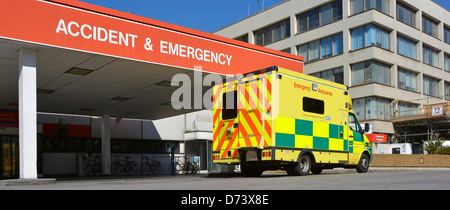 Unfall & Notfall Abteilung Schild mit Krankenwagen geparkt Stockfoto