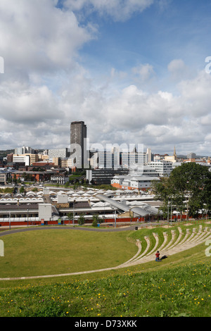 Panoramablick auf die Skyline des Stadtzentrums von Sheffield und das Amphitheater hinter dem Bahnhof Stockfoto