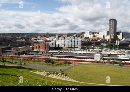 Panoramablick auf Sheffield City Centre England, Amphitheater und Bahnhof. Britische Stadtlandschaft Skyline Stadtlandschaft Stockfoto