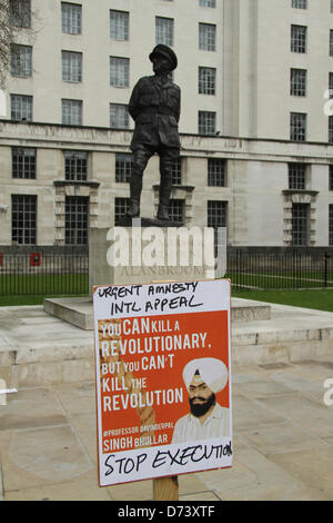 London, UK. 28. April 2013. Ein Professor Bhullar Plakat überragt von der Statue von Feldmarschall Alan Brooke. Bildnachweis: David Mbiyu/Alamy Live-Nachrichten Stockfoto