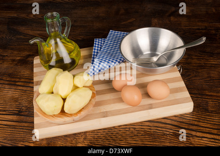 Zutaten für eine traditionelle spanische Tortilla zubereiten Stockfoto