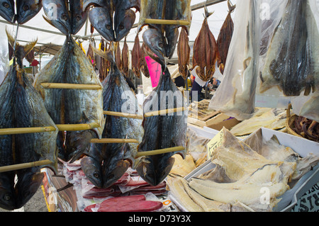 Sortierte gesalzenem Fisch auf dem Display an einem Marktstand Stockfoto