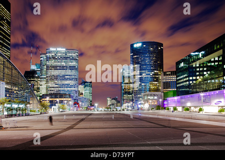 Finanz Viertel La Défense in Paris bei Nacht Stockfoto