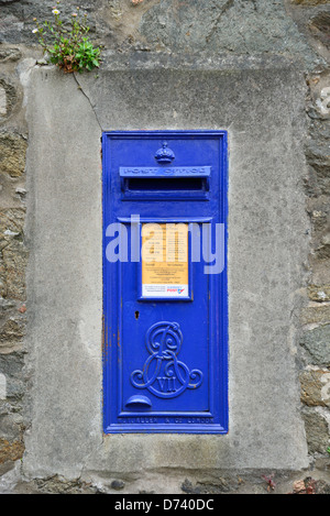 Blaues Postfach Guernsey Post an der Wand, Hauteville, St. Peter Port (Saint-Pierre-Port), Guernsey, Kanalinseln Stockfoto