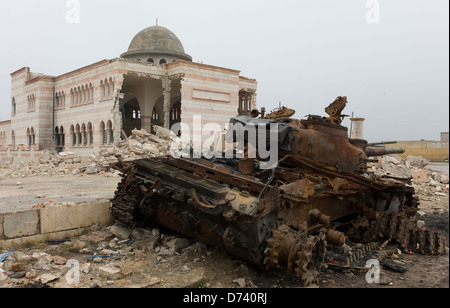 Zerstörten Moschee und einen verbrannten Panzer, Azaz, Syrien Stockfoto