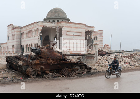 Zerstörten Moschee und einen verbrannten Panzer, Azaz, Syrien Stockfoto