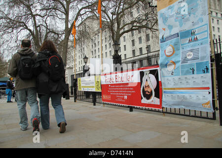 London, UK. 28. April 2013. Londoner vorbeigehen Plakate anspruchsvoll Professor Bhullar zu befreien. Bildnachweis: David Mbiyu/Alamy Live-Nachrichten Stockfoto