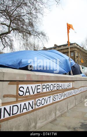 London, UK. 28. April 2013. Eine orangene Flagge flattert in Whitehall auf die zweite Woche des Protestes Kesri Lehar. Bildnachweis: David Mbiyu/Alamy Live-Nachrichten Stockfoto