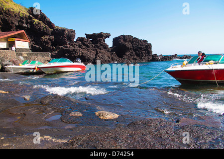 Touristenboot ankerten an der Sunrise Peak Mountain Küste, Insel Jeju in Südkorea. Stockfoto