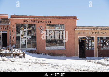 Marokko, der Col de Tichka touristisches Zentrum mit Geschäften und Restaurants, Tizi n' Tichka pass, südlichen hohen Atlas. April Schnee. Stockfoto