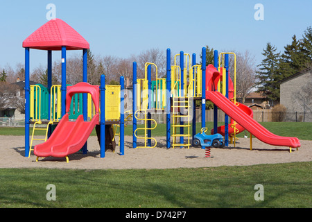 Kinderspielplatz, Rutschen auf dem Schulgelände Stockfoto