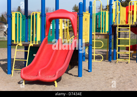 Kinderrutschen Spielplatz Schule Gelände im freien Stockfoto