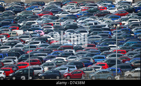 Neu importierte Autos parkten im Hafen von Southampton, Southampton, Hampshire, England, Vereinigtes Königreich Stockfoto