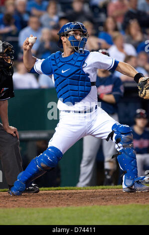 Kansas City, MO, USA. 28. April 2013. Kansas City Royals Catcher George Kottaras #26 wirft auf Sekunde im zweiten Spiel der Doppel-Header zwischen den Cleveland Indians und die Kansas City Royals im Kauffman Stadium in Kansas City, MO am 28. April 2013. Bildnachweis: Cal Sport Media /Alamy Live-Nachrichten Stockfoto