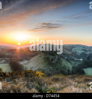 Sonnenaufgang mit Blick auf die Ruinen von Corfe Castle auf der Isle of Purpeck in Dorset. Stockfoto