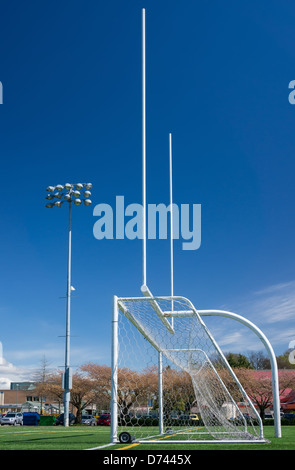 Fußball und Fußball Tore auf Kunstrasen-Feld. Stockfoto