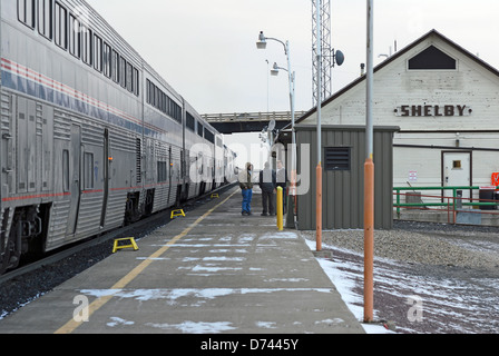 Passagiere von Amtraks "Empire Builder" nehmen an der frischen Luft bei einem Zug-Stopp an der Shelby, Montana, Amtrak-Bahnhof. Stockfoto