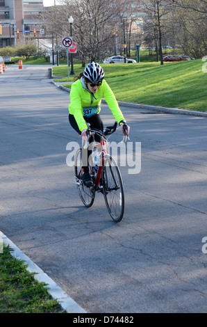 Einsame Radfahrer in Rochester NY Triathlon. Stockfoto