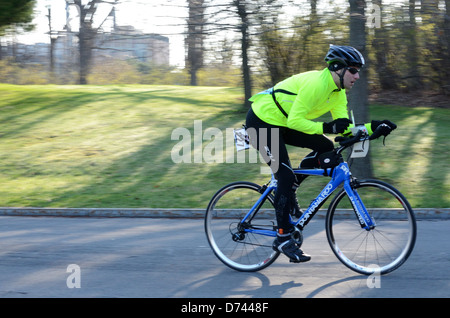 Einsame Radfahrer in Rochester NY Triathlon. Stockfoto