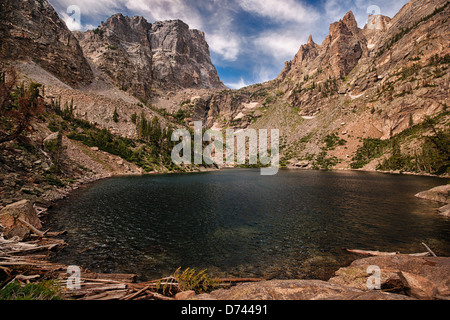 Foto von einem Bergsee, umgeben von hohen Gipfeln, unter blauem Himmel mit weißen Wolken. Colorado, USA. Stockfoto