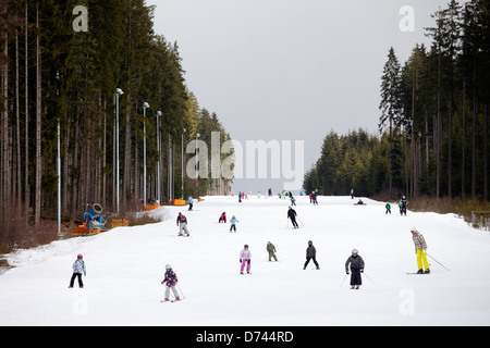 Lippen, Tschechische Republik, Skifahrer in einem Skizentrum Lipno-Stausee im Böhmerwald Stockfoto