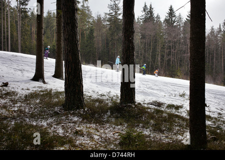 Lippen, Tschechische Republik, Skifahrer in einem Skizentrum Lipno-Stausee im Böhmerwald Stockfoto