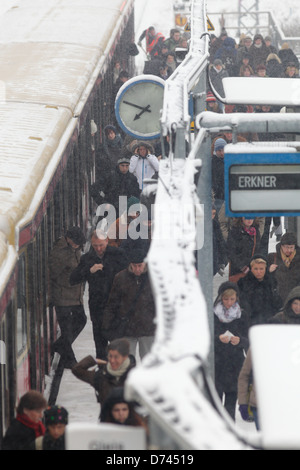 Berlin, Deutschland, Passagiere und S-Bahn-Zug am Bahnhof Ostkreuz Stockfoto