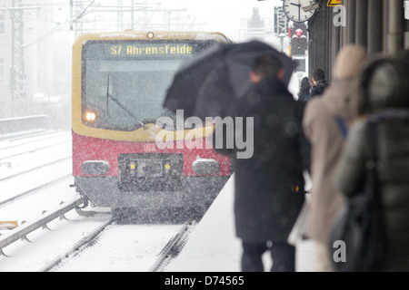 Berlin, Deutschland, S-Bahn und Fahrgästen mit Schnee auf dem s-Bahnhof Charlottenburg Stockfoto