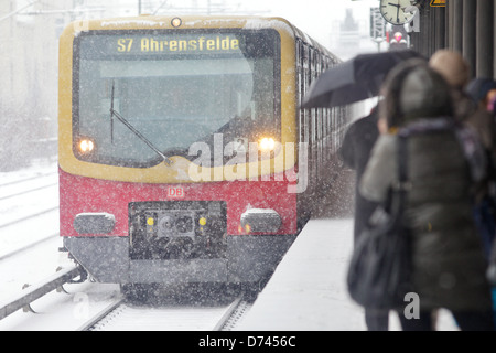 Berlin, Deutschland, S-Bahn und Fahrgästen mit Schnee auf dem s-Bahnhof Charlottenburg Stockfoto