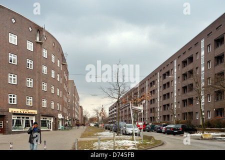 Hamburg, Deutschland, Apartmenthäuser und Passanten in Hamburg-Veddel Stockfoto