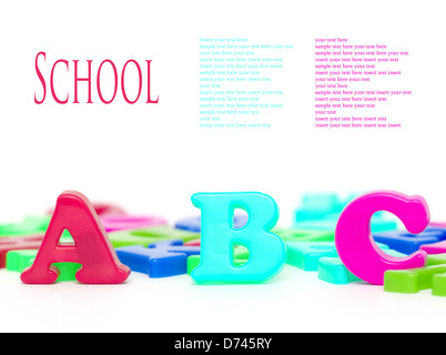 Bunte Magnet Buchstaben isoliert auf weißem Hintergrund (mit Platz für Beispieltext) Stockfoto