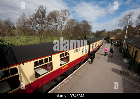 Ein Zug am Bahnhof von Pickering auf der North Yorkshire Moors Railway Stockfoto