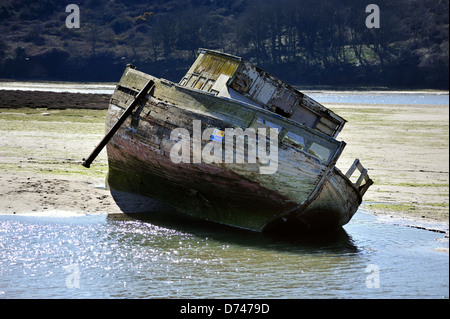 Alte verlassene Boot langsam verrotten in einer Flussmündung bei Ebbe Stockfoto