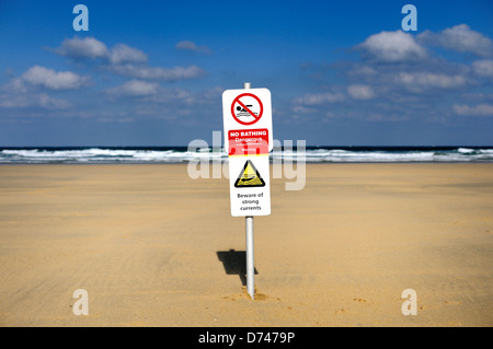 Warnschild für gefährliche und starke Strömungen Stockfoto