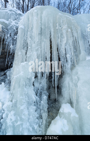 Eiszapfen hängen von den Felsen im schönen Formen Stockfoto
