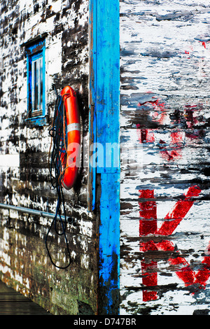Rettungsring hängt an der Wand von einem alten Schuppen Stockfoto