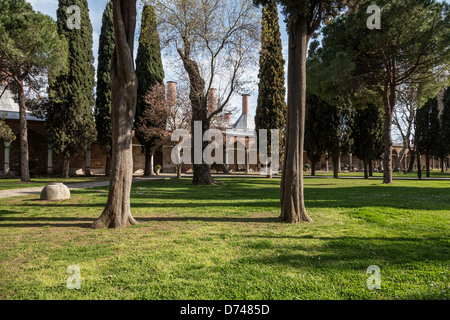 Zweiten Hof, mit den Küchen auf der linken Seite im Topkapi Palast, Istanbul, Türkei. Stockfoto