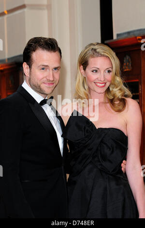 London, UK. 28. April 2013. Rafe Spall; Elize du Toit besucht Olivier Awards 2013 bei The Royal Opera House Covent Garden in London. Bildnachweis: Peter Phillips/Alamy Live-Nachrichten Stockfoto