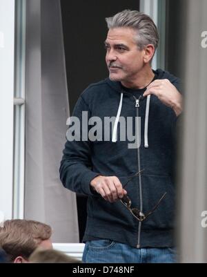 Goslar, Deutschland, 29. April 2013. US-Schauspieler und Regisseur George Clooney Gesten bei den Dreharbeiten des Films "The Monuments Men" in Goslar. Foto: SWEN PFOERTNER/DPA/Alamy Live-Nachrichten Stockfoto