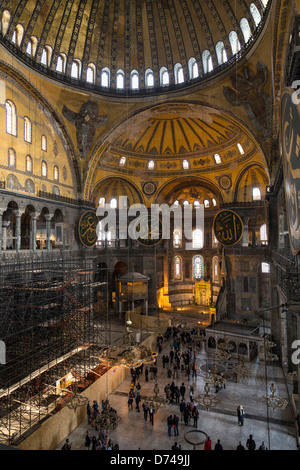 Touristen in der Hagia Sophia, Istanbul, Türkei. Stockfoto