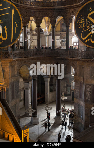 Innenansicht der Hagia Sophia, mit islamischen Elementen auf der Oberseite der Hauptkuppel. Stockfoto