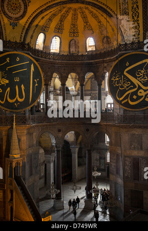 Innenansicht der Hagia Sophia, mit islamischen Elementen auf der Oberseite der Hauptkuppel. Stockfoto