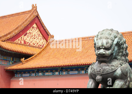 Traditionelle Guardian Lion bronze-Statue vor dem Tor der höchsten (groß) Harmonie in der verbotenen Stadt, Peking, China Stockfoto