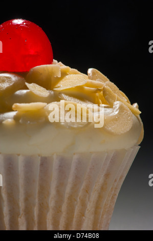 Cupcake auf schwarzem Hintergrund Stockfoto