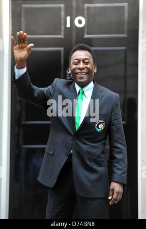 Pele kommt in der Downing Street zu einem Spiel des Fußballs mit einigen Jugendlichen. London, England - 03.08.11 Stockfoto