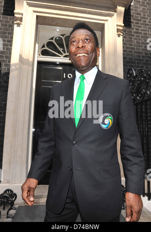 Pele kommt in der Downing Street zu einem Spiel des Fußballs mit einigen Jugendlichen. London, England - 03.08.11 Stockfoto