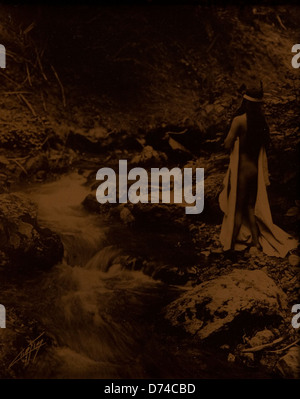 Edward Sheriff Curtis' ikonisches Foto mit dem Titel „The Maid of Dreams“ fängt eine indianische Frau in traditioneller Kleidung ein und zeigt Curtis’ Arbeit bei der Dokumentation der indianischen Kultur. Stockfoto